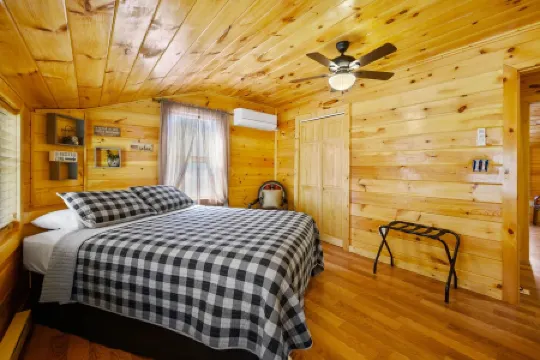 Pricing Specials! Paved Access & Theater Room! 5Br 5.5BA Cabin with Mtn Views