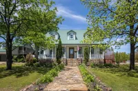 Ouachita Mountains Luxury Retreat on 40+ acres with Pool, Hot Tub, WiFi