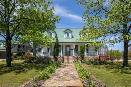 Ouachita Mountains Luxury Retreat on 40+ acres with Pool, Hot Tub, WiFi