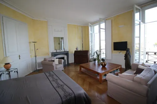 3000 sq f, in the old  Saumur city , along the Loire river. Charm & great views