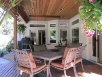 Large One-Story 4BD/2BA Home with Office, Covered Deck, Waterfall, and Nature - badewanne