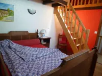 Ty Kreiz cottage: comfort and character in 15th century walls Hôtels à : Bieuzy