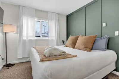 2Bd/2BA Condo with Pool and on Free Bus Route! Hotel di 
