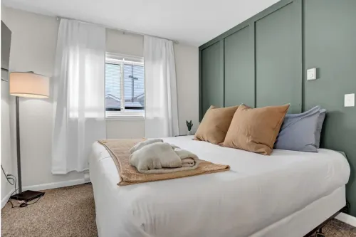 2Bd/2BA Condo with Pool and on Free Bus Route!