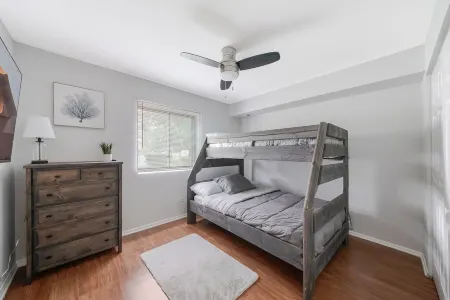 ♛The Broadway Special♛ - 2 Bd/1 Bath Smart-Condo! Отели в г. Ленсинг