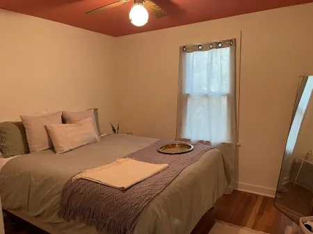 2-Bedroom Boho Bungalow, Newly Renovated