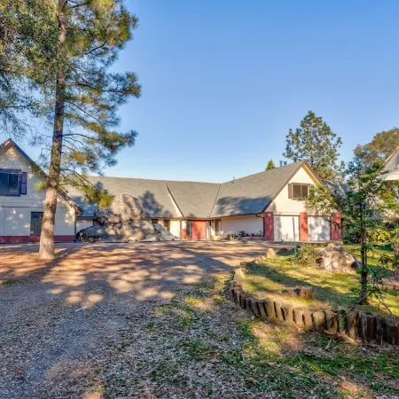 New!! Majestic Views, Pool, Sleeps 20+, 2 Mstr BR, close DT Yosemite, Bass Lake