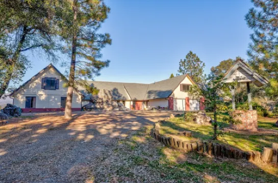 New!! Majestic Views, Pool, Sleeps 20+, 2 Mstr BR, close DT Yosemite, Bass Lake