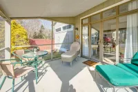 Sunset Cottage Blocks from Downtown