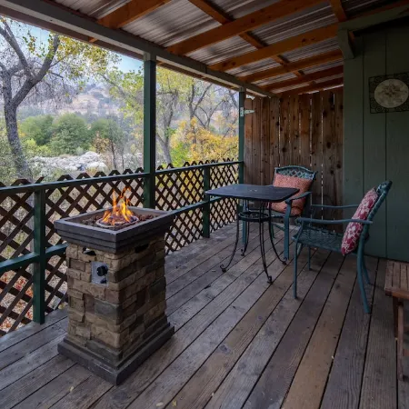 Romantic Couples Cabin near Park Gate Entrance to Sequoia Nat'l Park