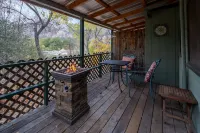 Romantic Couples Cabin near Park Gate Entrance to Sequoia Nat'l Park
