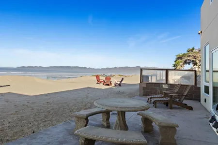 Strandcastle Beach House 2.0 - Oceanfront! - You're right on the sand! Отели в г. Ошено