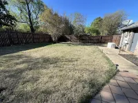 The Lily Pad. 3 bd/1ba. 4 beds. Center of town! Fenced backyard! Hotel dekat Massard Prairie Battlefield Park