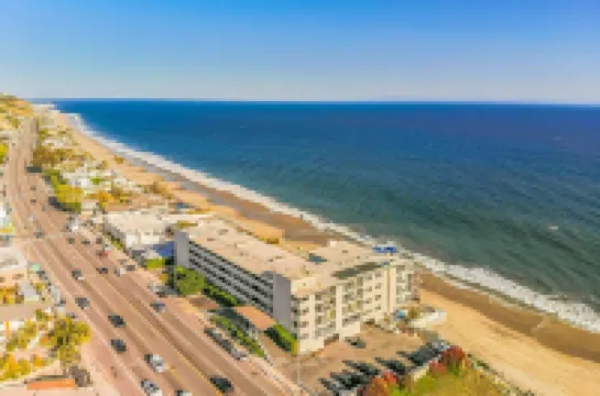 Beautiful, luxurious hideaway right on Carbon Beach in Malibu!