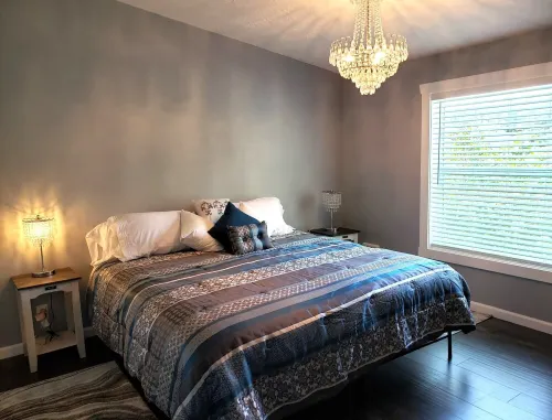 Modern renovated family friendly home close to beach and restaurants