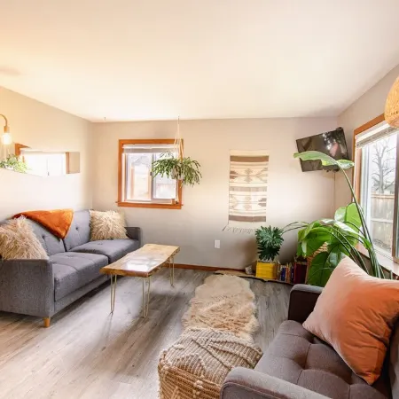 Friendly Alley Bungalow~Private Oasis Close to UO