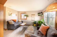 Friendly Alley Bungalow~Private Oasis Close to UO