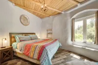 The Hobbit House: Avenue of The Giants Adventure! Hot Tub/ Fire Pit/  5BDR/ King Отели рядом с достопримечательностью «Persimmons»