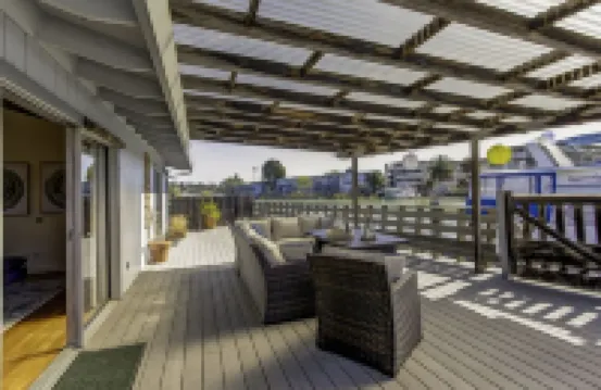 Waterfront Home with King Bed, Spacious, Clean, Pet Friendly. Near SF, Napa