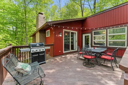 Mountain Lair in Lake Wallenpaupack w/ Firepit- Near Fall Activities