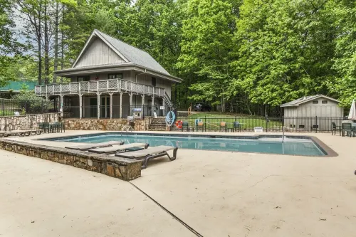 Camp McGu: Lakefront, 3 Fireplaces + Firepit, Pizza Oven, Gorgeous Setting