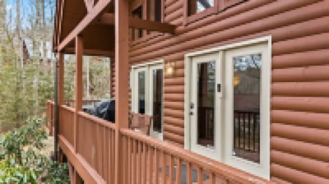 Cozy Kid&pet friendly renov. Cabin w. Hi Spd. WIFI, TV, Hot Tub, Grill, firepl.