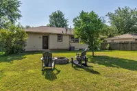 Des Moines Entire home  3 Bdms King; Queen; Twins  quiet near High Trestle Trail 웨스트뷰 공원 주변 호텔