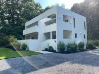 Beautiful Modern Home & Guest House with 8 Bedrooms Total