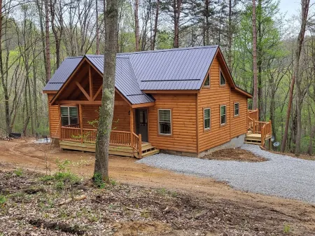 Secluded, beautiful cabin with hot tub and fire pit in heart of Hocking Valley!