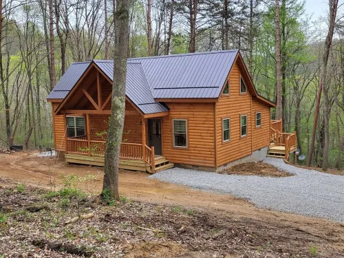 Secluded, beautiful cabin with hot tub and fire pit in heart of Hocking Valley!