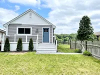 Waterfront Lake house near Gillette Stadium and central to Boston and Providence Burberry Outlet 주변 호텔