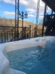 Riverfront! Shenandoah River! Sleeps 4! New Hot Tub