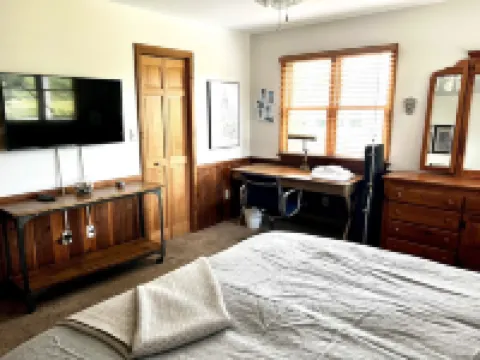 Three-bedroom house with views, decks, golf cart and home gym! Hotels in Hyde County