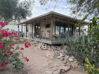Desert Oasis-Hot Tub-Romantic Getaway-Writer's/Artist's studio-7 min from JTNP Hotels near Desert Institute at Joshua Tree National Park