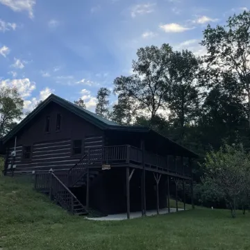 Quiet Cabin Nestled in Red River Gorge. Close to world class hiking and climbing