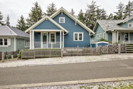 Ocean-View Seabrook Home - Private Hot Tub + Double Patio, Master on Main