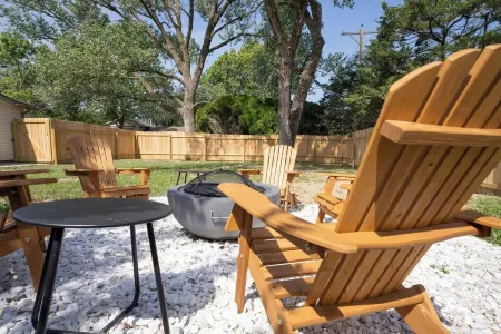 Fire Pit, Fully Stocked, Family-Friendly Oasis in East Wichita