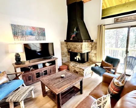 Attractive all-season townhome! Less than 10 min to Northstar, 3 min to beach! Hotels in Kings Beach