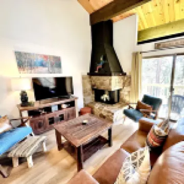 Attractive all-season townhome! Less than 10 min to Northstar, 3 min to beach!