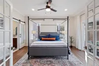 Tudor on Austin Ave - HOT TUB - 5 mins to Silos & McLane Stadium