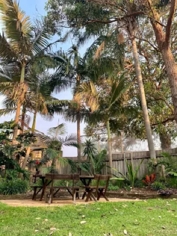 Bondi Beach w backyard and garden