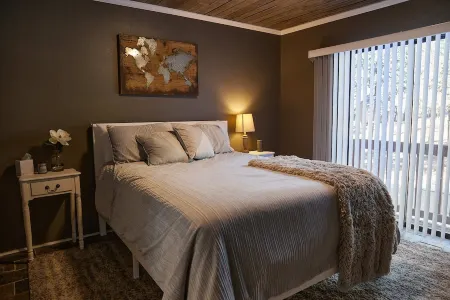 Stunning 3/3 Just a Block from the Slopes! Large Deck Great for Families.