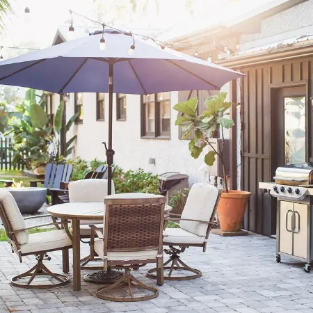 WALK to restaurants, lighthouse and shops! Charming cottage, cozy & bright!