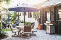 Heart of the SSI studio cottage, fresh design, WALK to shops/dinner/lighthouse