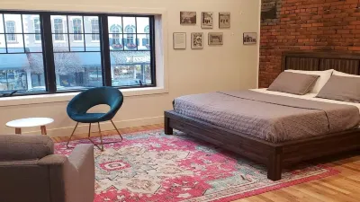 Studio Klokkenspel in Pella West Market Park Playground 주변 호텔
