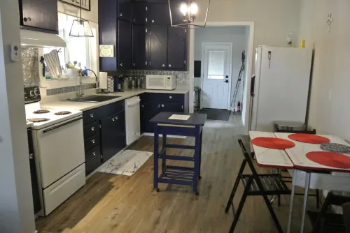 Cozy Bunglow Centrally Located Hotels in Vernon