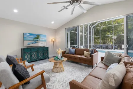 Luxury 6Br Naples Retreat with Private Pool. Beach, & 5th Ave Just Minutes Away!