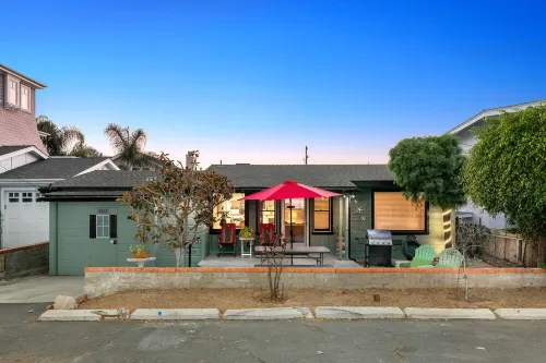 Beach Cottage a few homes from the Beach