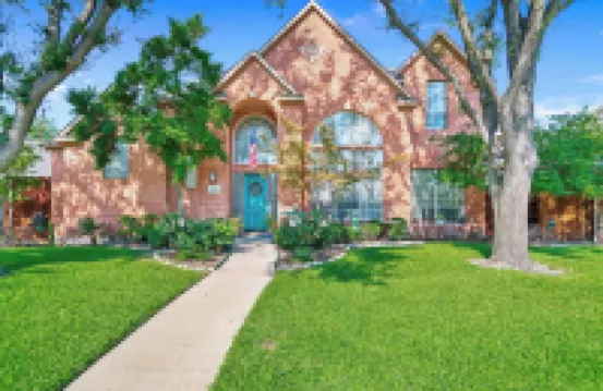 Spacious Pet-Friendly Home Relaxing Backyard Oasis