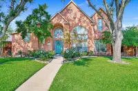 Spacious Pet-Friendly Home Relaxing Backyard Oasis